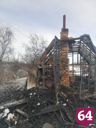 В строительном вагончике под Саратовом на пожаре погиб мужчина