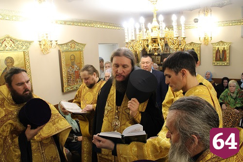 В храме Энгельсского дома-интерната вспоминали лекаря и святого Пантелеимона 