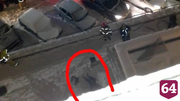Под Саратовом женщина упала с 9-го этажа и погибла