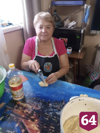 Саратовские волонтеры передадут на фронт торты и булочки