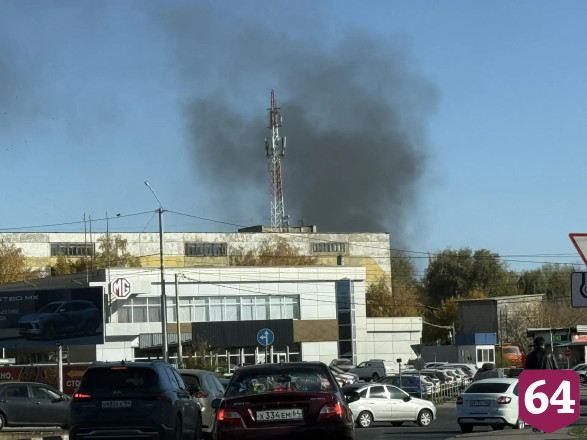 В Саратове пожарные тушат мусор