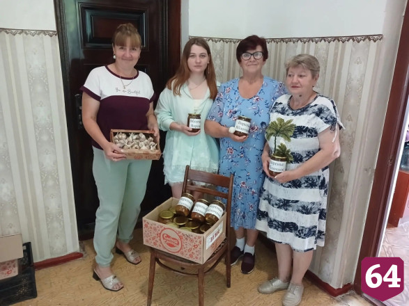 Саратовские женщины сварили бойцам варенье из яблок летних сортов