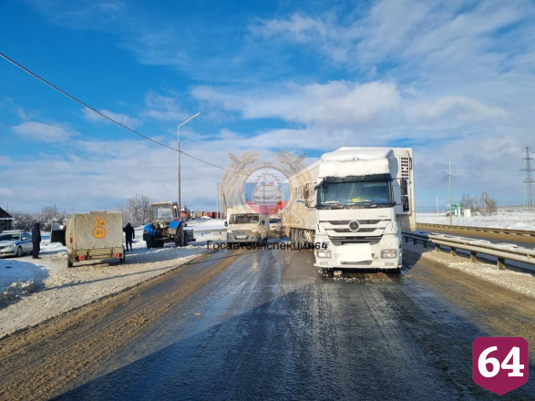 На окраине Саратова столкнулись фура и трактор