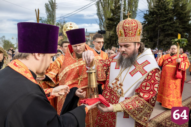 Жители Энгельса на набережной Волги встретили Благодатный огонь
