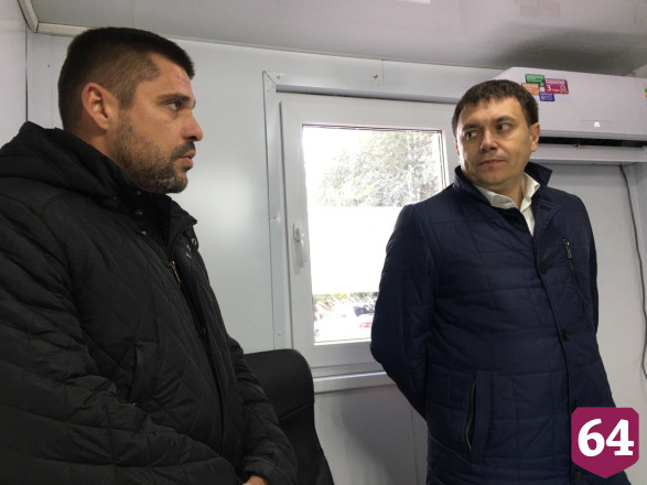 Саратовский зампред провел брифинг в строительном вагончике