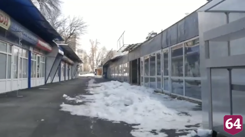 В Саратове начали сносить ларьки у Крытого рынка