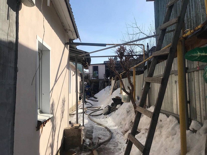 В Саратове пожарные тушат горящий частный дом