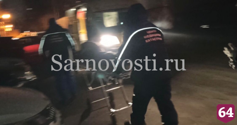 В Саратове из горящего люка вытащили мужчину