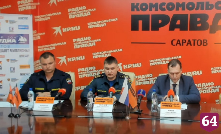 На реке под Саратовом перевернулась самодельная лодка с людьми