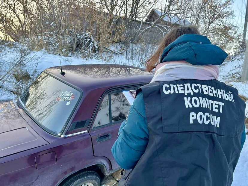 В застрявшей в снегу легковушке нашли мертвого рыбака
