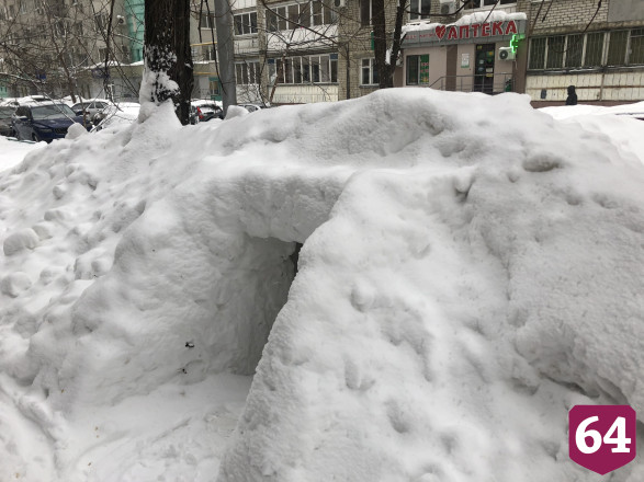 В центре Саратова построили шалаш из снега