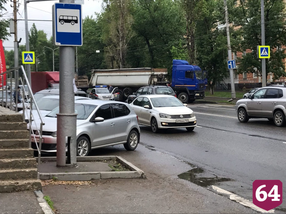 В Саратове фура протаранила столб и перекрыла дорогу