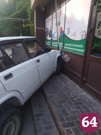 В Саратове водитель «Жигулей» врезался в аптеку и сбежал