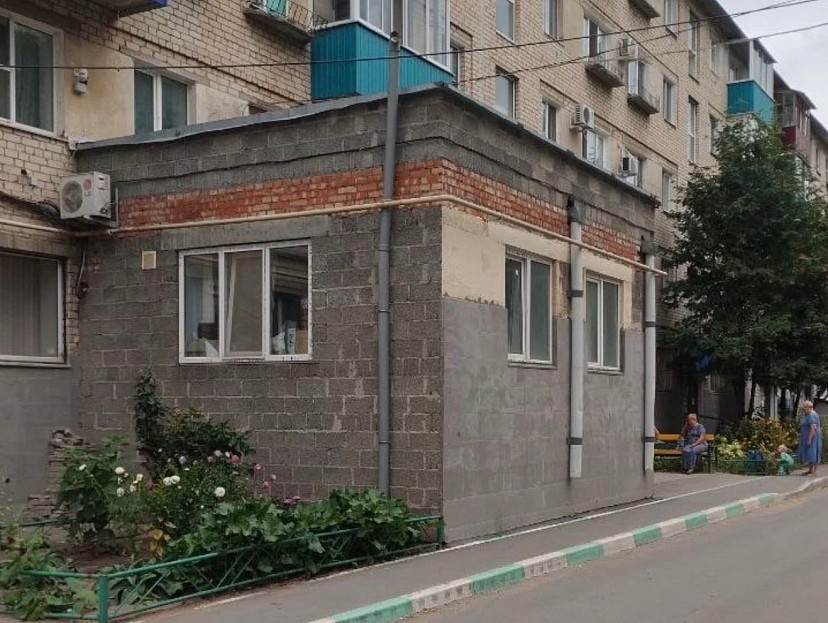 Горожан впечатлила пристройка к пятиэтажке на месте клумбы