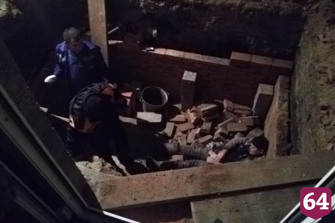 Спасатели помогли упавшему в погреб мужчине