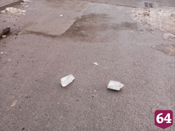 В центре Саратова на тротуар рухнула водосточная труба 