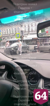 Авария с иномарками парализовала движение в центре Саратова