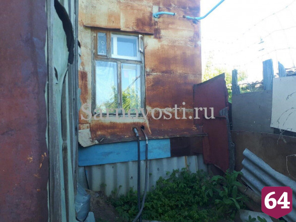 Спасатели поймали змею в доме с тремя детьми