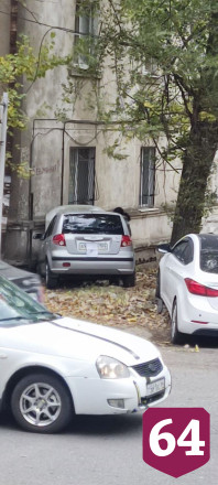 В Саратове автомобили участников ДТП вынесло к жилому дому