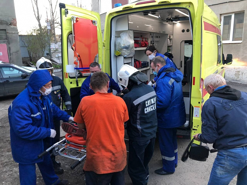 Саратовские спасатели вытащили мужчину из смотровой ямы СТО