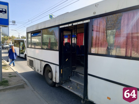 В саратовском автобусе покалечилась 60-летняя женщина