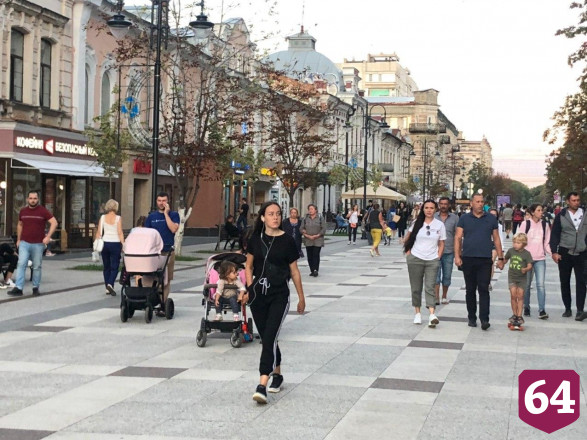 Жители Саратова без масок заполонили проспект Кирова