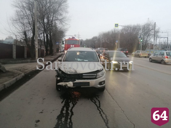 В Саратове пассажирку легковушки увезли в больницу после ДТП