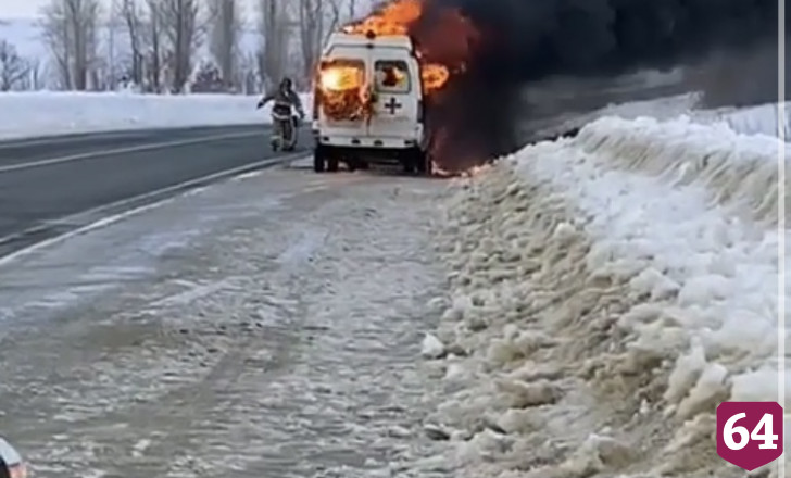 На трассе под Саратовом сгорел автомобиль скорой помощи