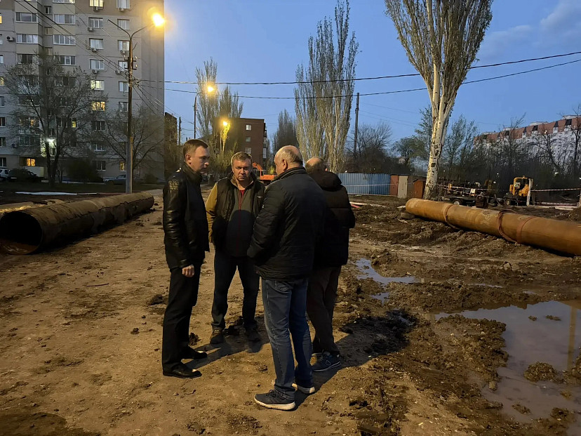 Максим Леонов провел планерку на месте обрушения коллектора