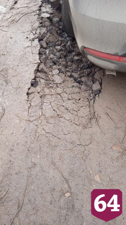В Саратове на размытой водой дороге провалился автомобиль