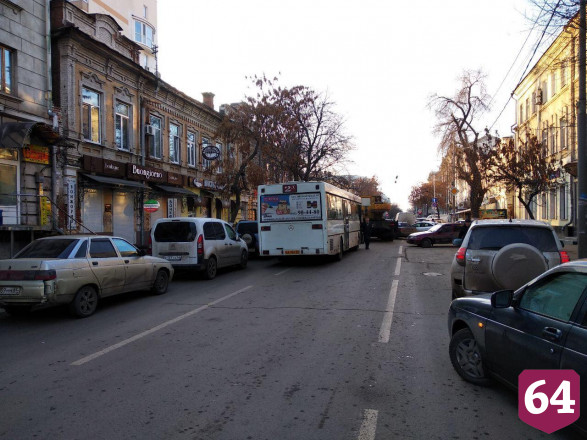 На Вольской у ТЮЗа столкнулись четыре автомобиля 