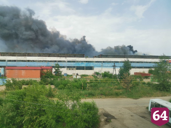 Микрорайон заволокло дымом из-за пожара в промзоне