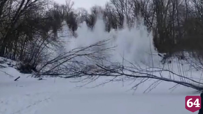 Спасатели взорвали лед на реке под Саратовом