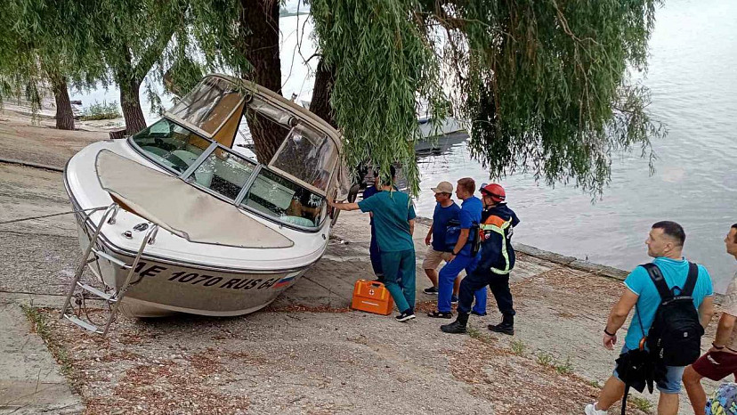 В Энгельсе катер вылетел на дамбу набережной 