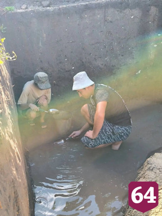 Археологи вычерпали сотни литров дождевой воды из раскопа на месте древнего базара в Саратове