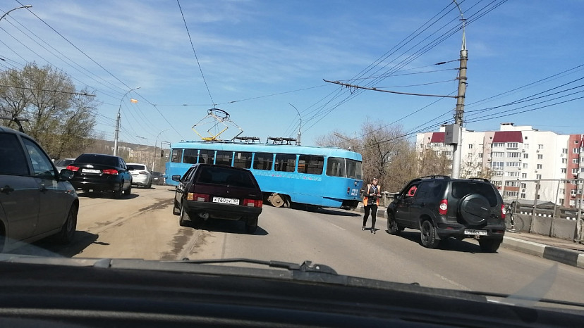 В Саратове трамвай развернуло поперек моста