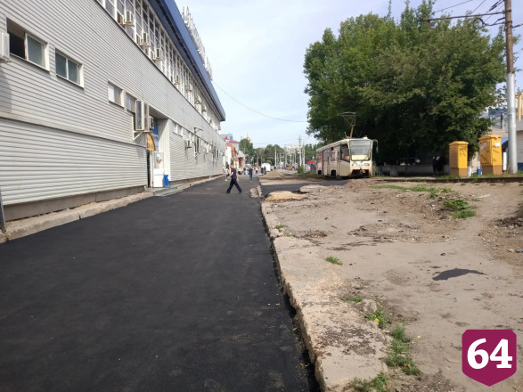 В Саратове заасфальтировали место под снесенными ларьками