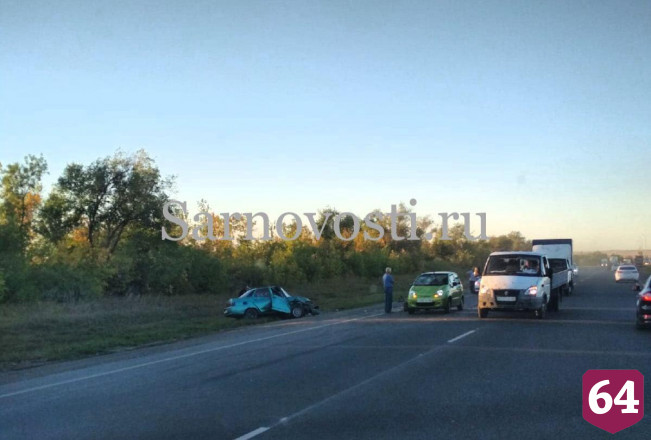 Под Саратовом водителя сбили во время оформления ДТП