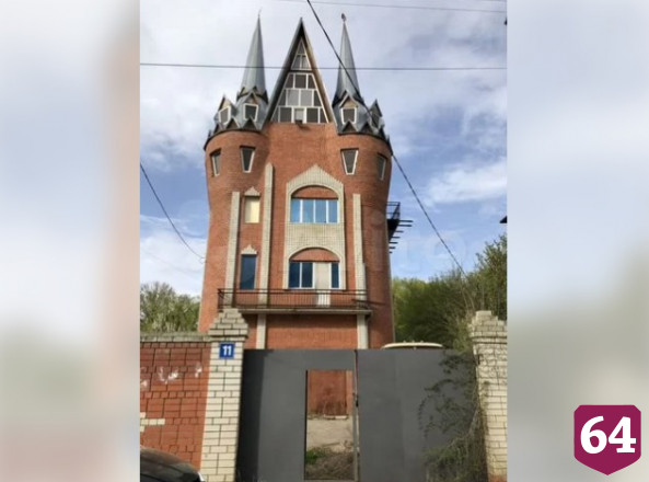 В горпарке Саратова продают особняк в виде замка