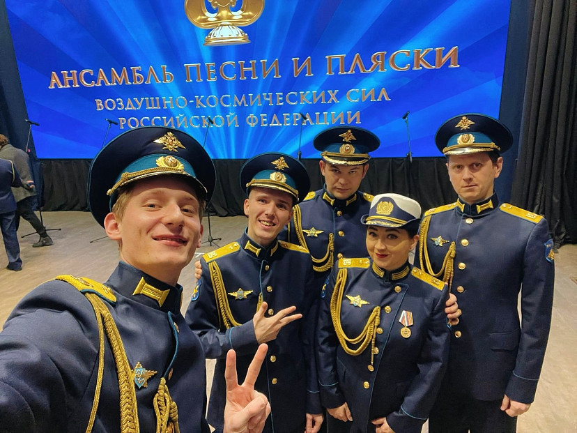 Уроженка Саратова поет на фронте для бойцов спецоперации