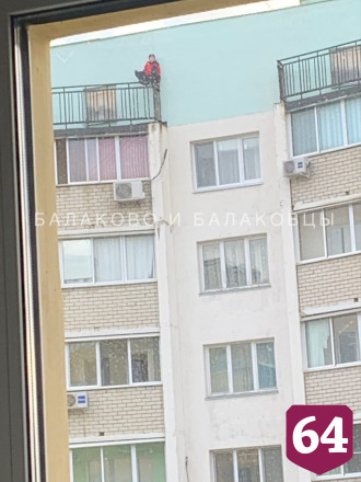 Под Саратовом молодой мужчина залез на крышу и разбился