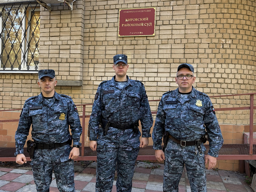 Саратовские приставы потушили автомобиль и предотвратили взрыв 