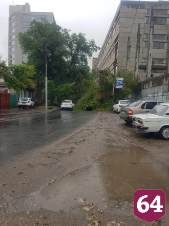 Сильный ливень затопил улицы Саратова