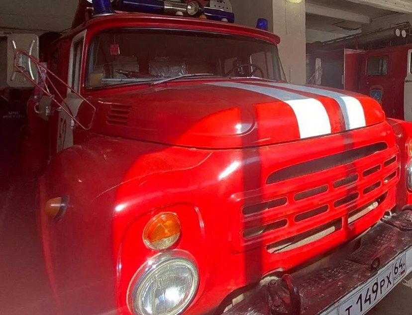 В Саратове пожарные тушили автомобиль
