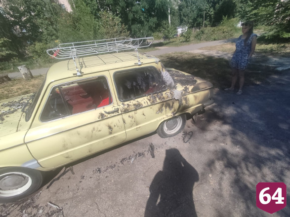Саратовцев возмутил ночной поджог ретро-автомобиля 