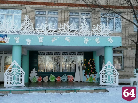 Школьники смастерили игрушки для главной новогодней елки 