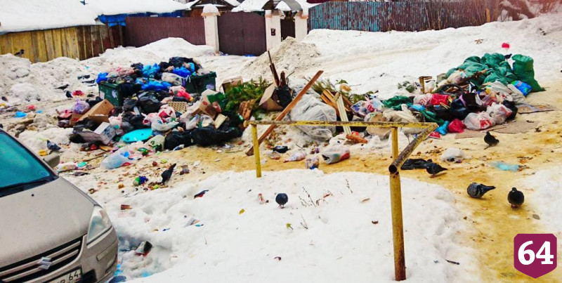 Жители Саратова пожаловались на мусорный коллапс во дворе дома