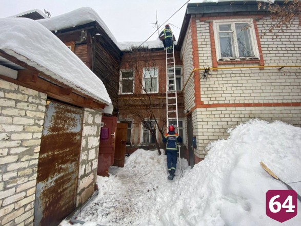 В Саратове 8 жильцов дома с рухнувшей крышей отказались от временных квартир
