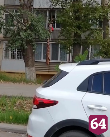 Горожане сняли побег женщины из квартиры по одеялу