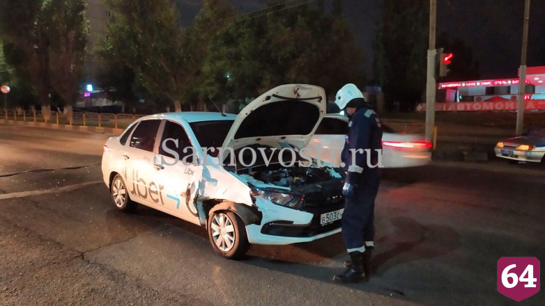В Саратове ночью такси Uber столкнулось с бензовозом